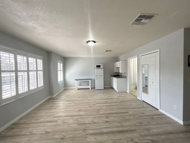 Photo - Spacious Studio/Garage Apartment in the De... Unit A