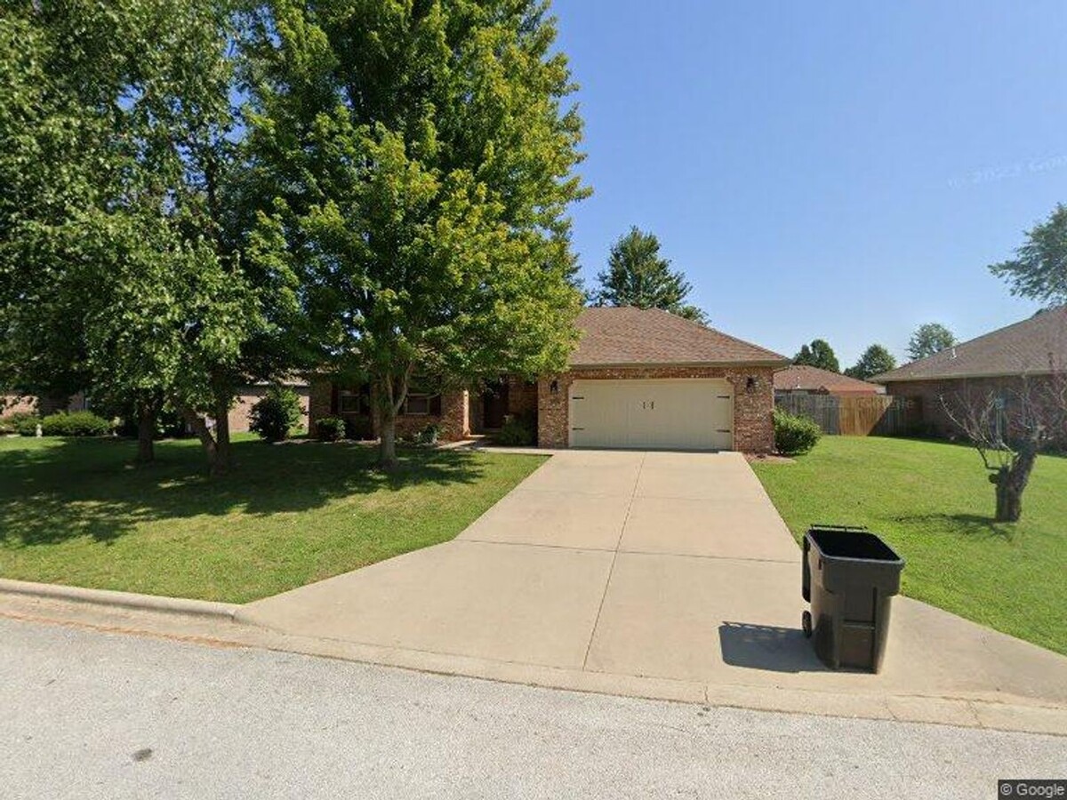 Spacious home in Ozark North schools - Spacious home in Ozark North schools