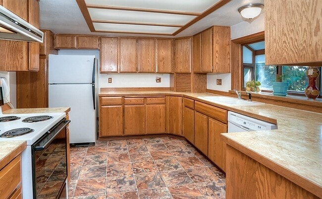 Kitchen - 8015 172nd Ave NE