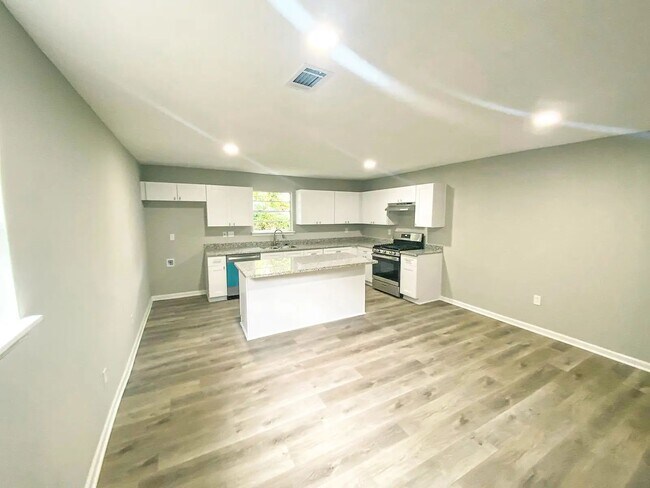 Photo - 305 Red Haven Dr