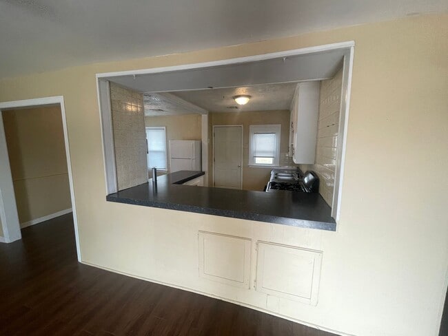 Building Photo - 2 bed 1 bath, laundry connections, large fenced yard, corner lot!