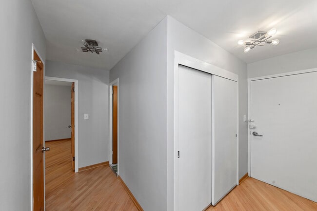 Building Photo - 3950 N Lake Shore Dr Unit 1807B