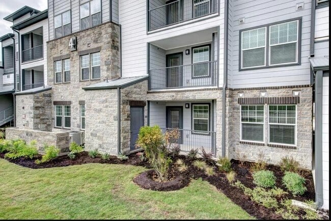 Building Photo - 15405 Long Vista Dr Rental