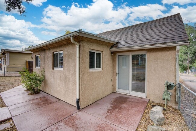 Photo - 2 bed 1 bath, large yard, RV Parking