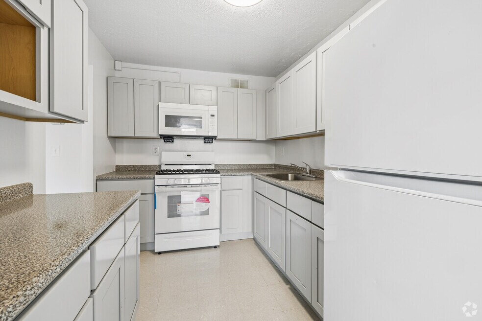 3BR,1.5BA - Kitchen