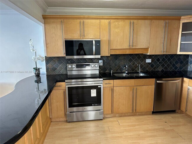 Photo - 6039 Collins Ave Unidad PH21