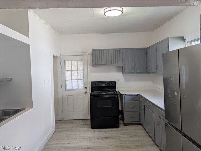 Photo - 545 W 36th St