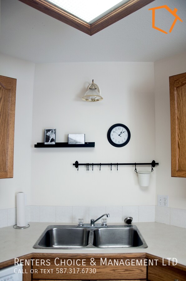 Photo - Easy Walk to Downtown Amenities, Driveway Parking, Spacious Townhouse