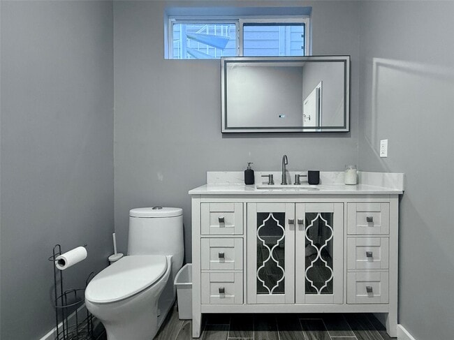 Building Photo - 608 W Drew St Unit B