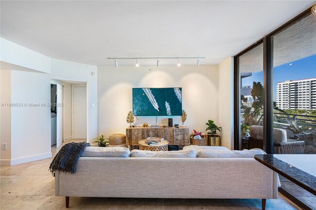 Photo - 1330 West Ave Unidad 611