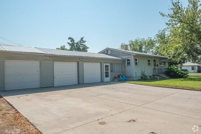Building Photo - 1 Bed 3/4 Bath basement apartments by CMU ... Unit Basement