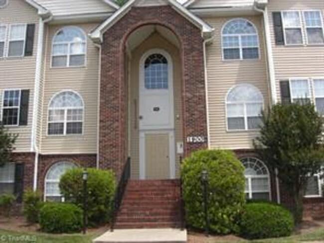 Building Photo - Cozy Convenient Condo