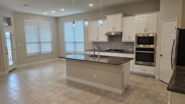 Photo - 712 Muster Bnd