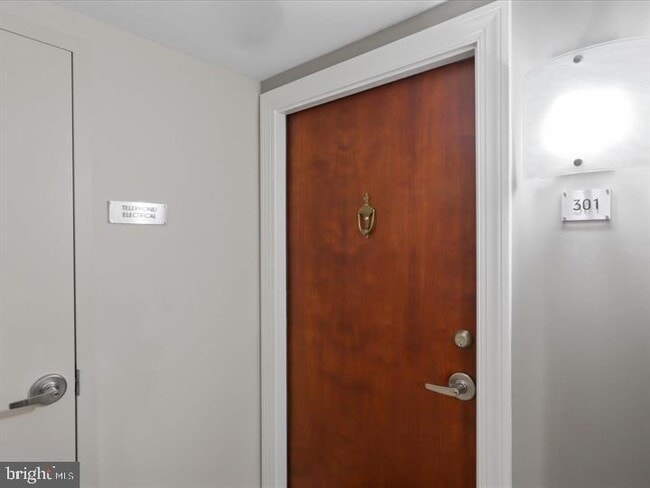 Photo - 915 E St NW Unidad 301