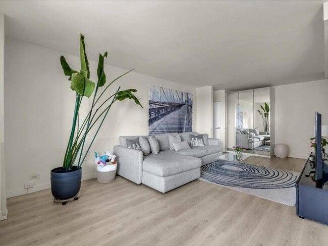 Building Photo - 2915 W 5th St Unit 10F Rental
