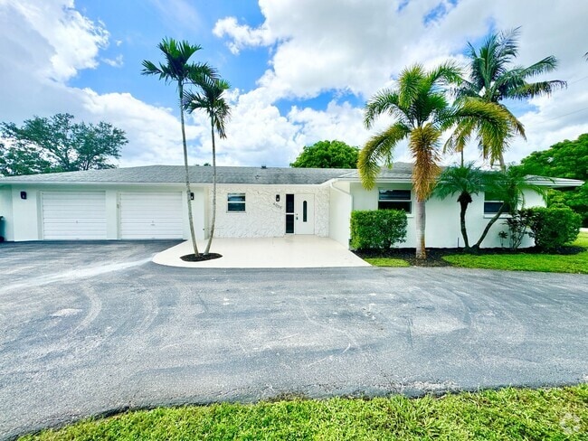 Building Photo - ** CENTRAL NAPLES ** 3 BED + DEN / 2 BATH ... Rental