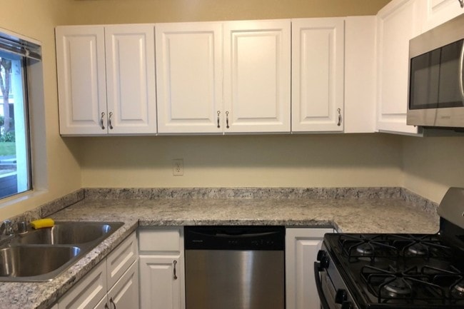 Building Photo - 200 W Chestnut St Unit 105 Rental