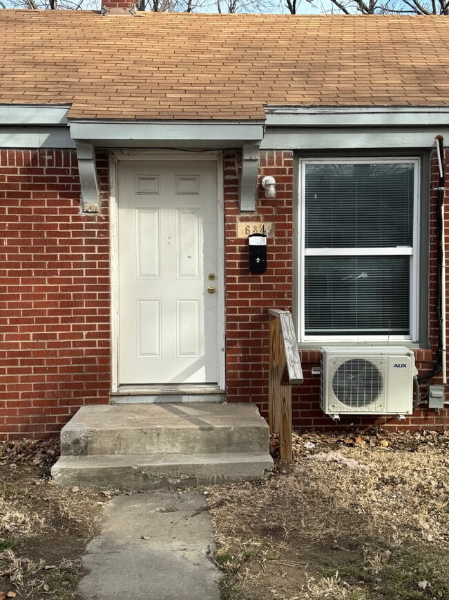 Building Photo - "Charming Studio Retreat with Full Bath in the Heart of Wichita!"