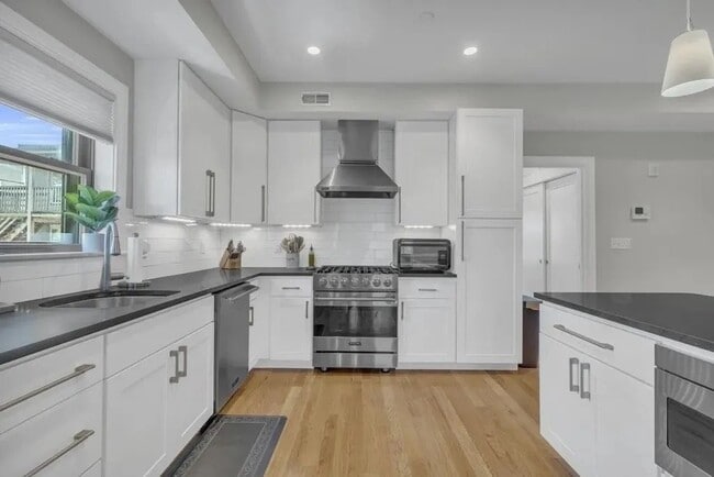 Building Photo - 24 Rawson St Unit 3