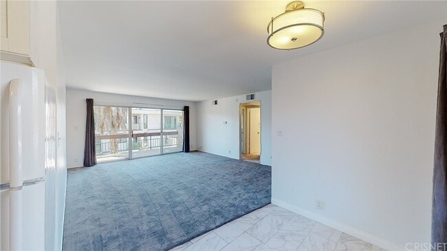 Building Photo - 12157 Moorpark St Unit 202