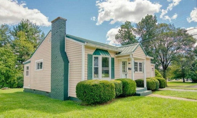 Building Photo - 1321 7th Ave