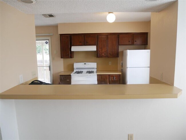 Photo - 2005 Old W Pl