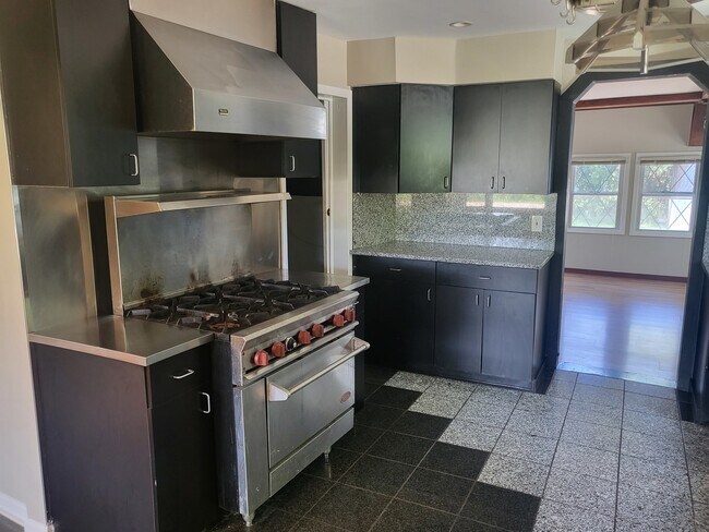 Photo - 3210 Thornberry Ln