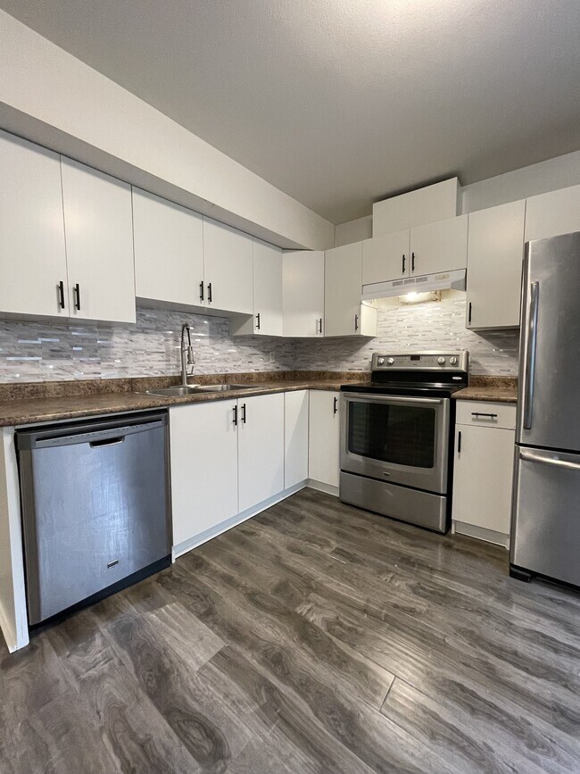 Photo - 7333-7194 194 St