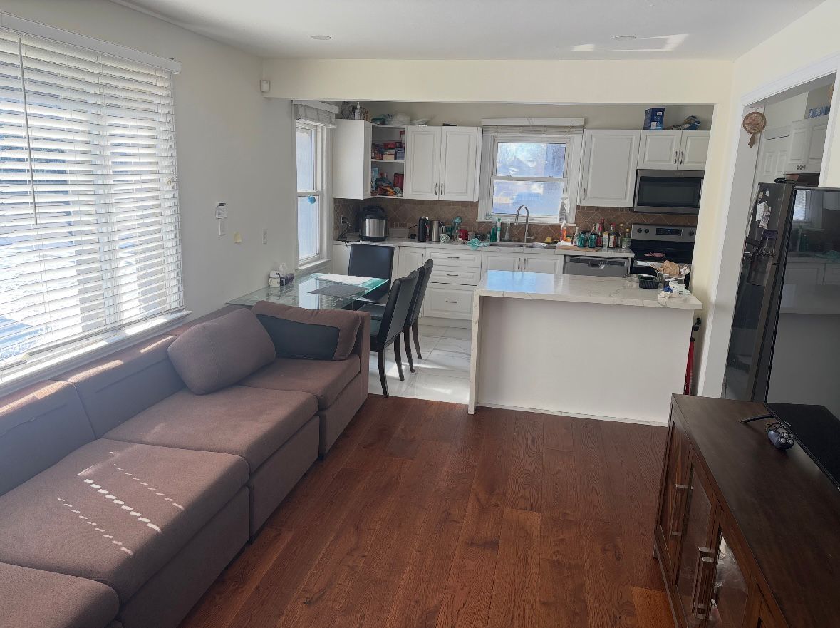 Photo - For Lease – Spacious 3 Bedroom Upper Unit in Oakville Unit Upper