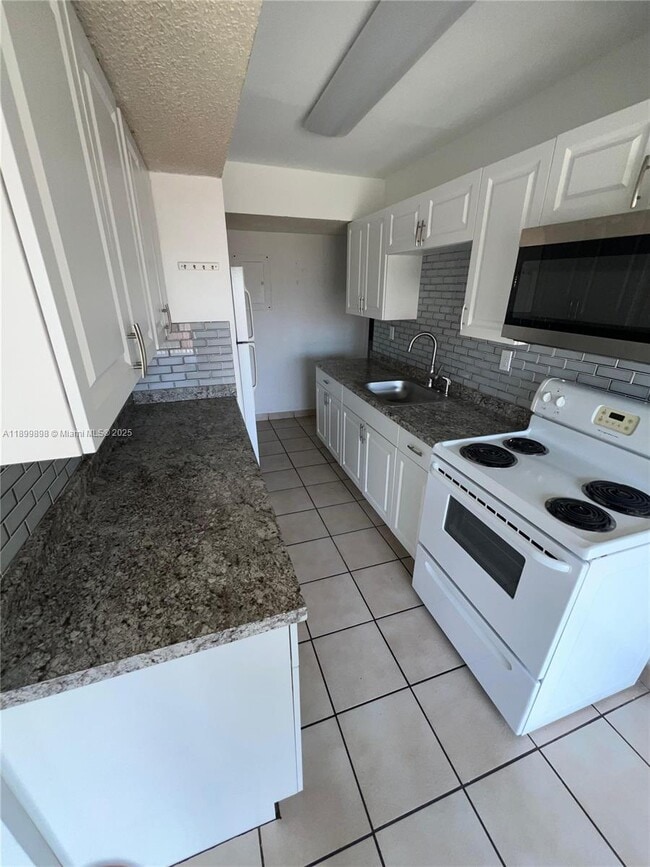 Photo - 9370 W Flagler St Unidad 205B