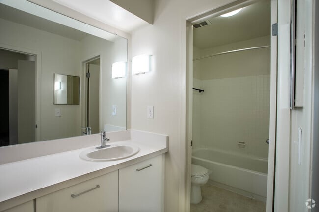 1 BR, 1 BA - Silver Birch - 790 SF