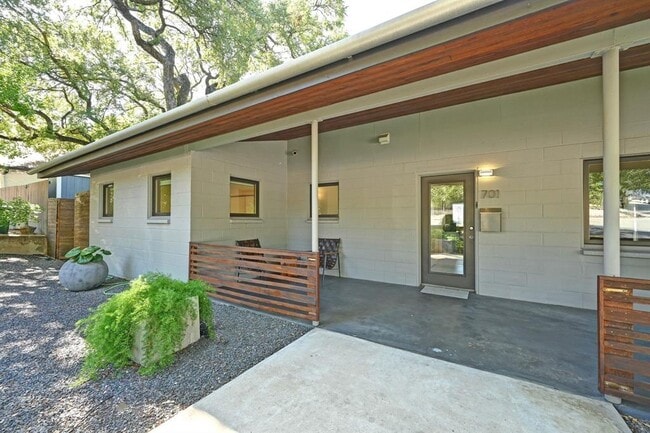 Photo - 701 Brownlee Cir