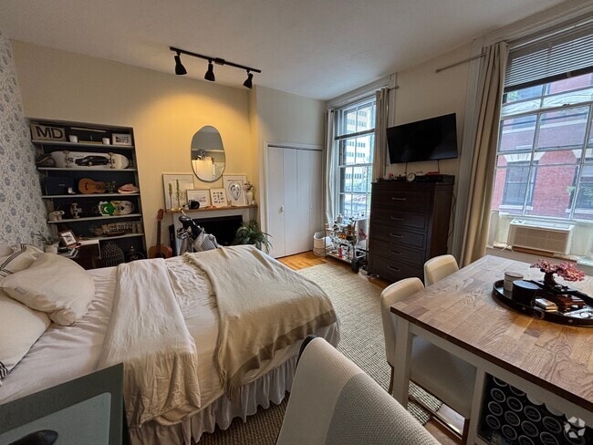 Building Photo - 13 S Russell St Unit 2 Rental