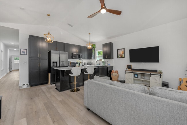 Photo - 208 E Yonge St