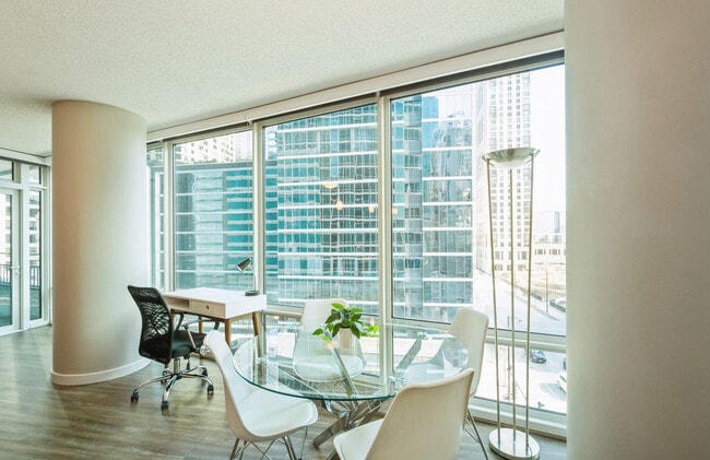 Photo - 355 E Ohio St Unidad ID1032443P