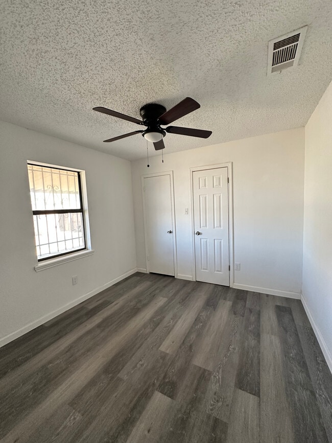 Photo - 302 E 18th St