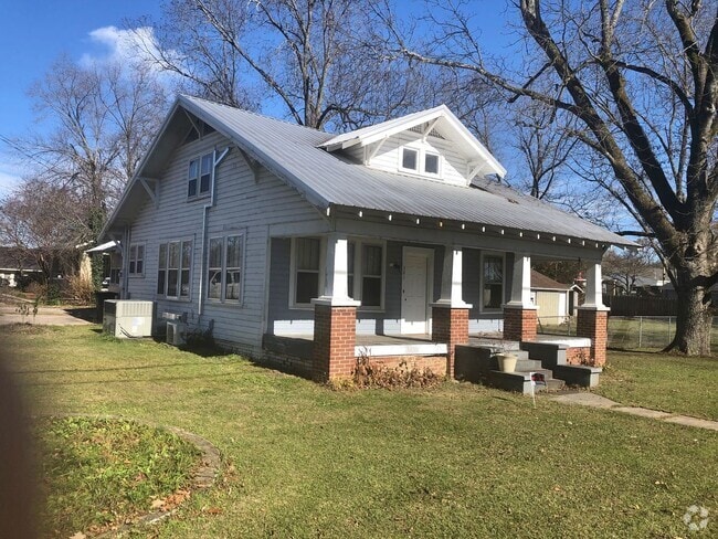 Building Photo - Scruggs Unit 301 13th Rental