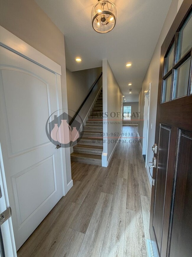 Photo - 1329/1331 #2023-LL765 Unidad 1331