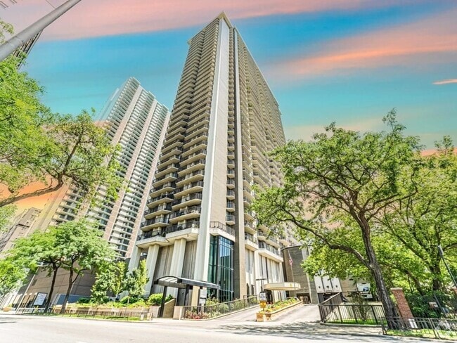 Building Photo - 6007 N Sheridan Rd Rental