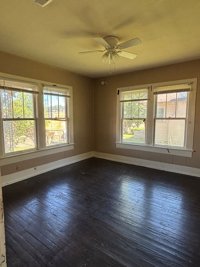 Photo - Charming 2 bedroom with natural hardwood floors