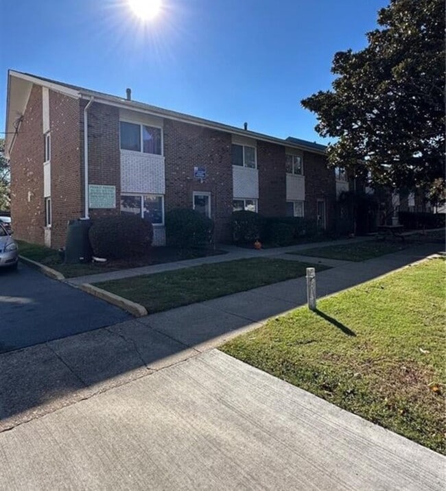 Building Photo - 1063 W 48th St Unit C3 Rental
