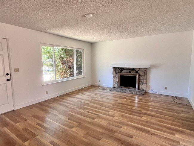 Building Photo - Spacious 3 Bedroom, 1.5 Bath Home with Gar...