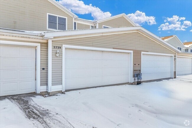 Building Photo - Spacious 3-Bed, 3.5-Bath Townhome with Att...