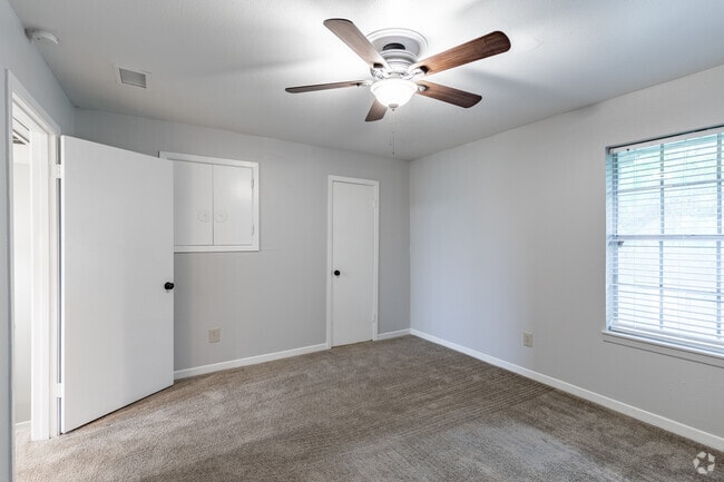 2BR, 2BA - 910 SF