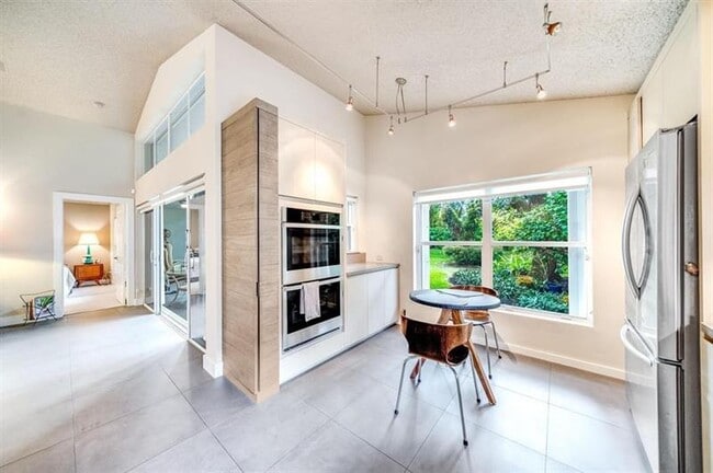 Photo - 7638 Charing Cross Ln