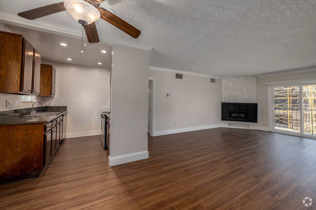 2BR, 2BA - 1,000SF - Living Room/Dining Room