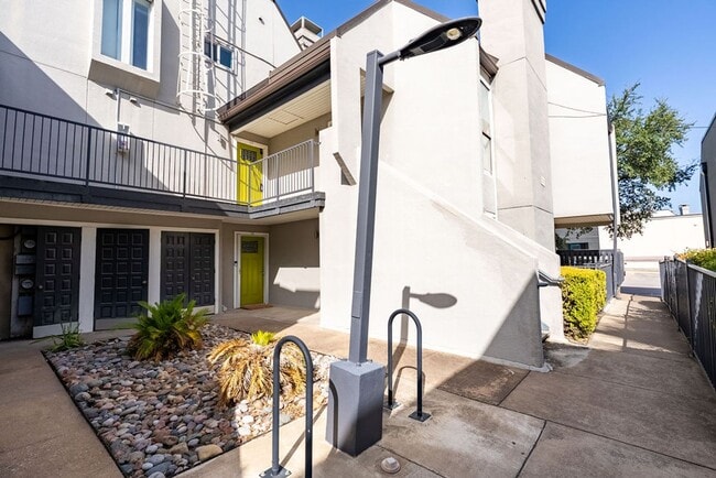 935 La Posada Dr