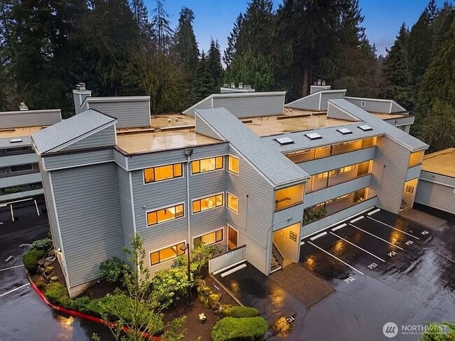 Building Photo - 3 Bedroom 2 Bathroom Plus Parking