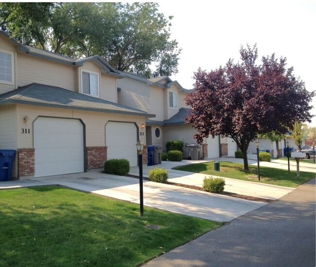Building Photo - Beautiful 3 bed 1.5 bath Townhome with garage in Nampa!