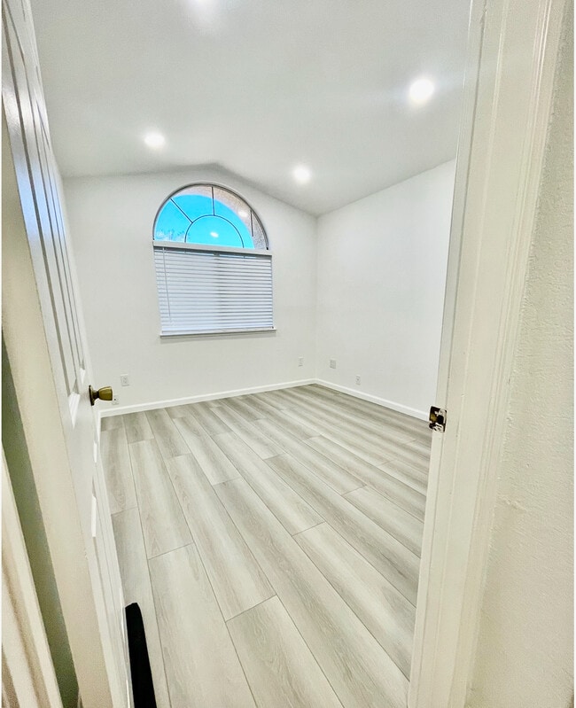 Building Photo - 2828 Hillcrest Ave Rental